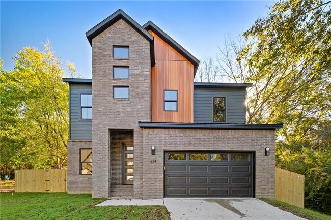 Building Photo - 634 S Happy Hollow Rd