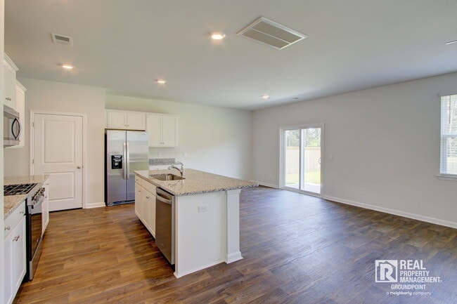 Photo - 298 Watersglen Dr