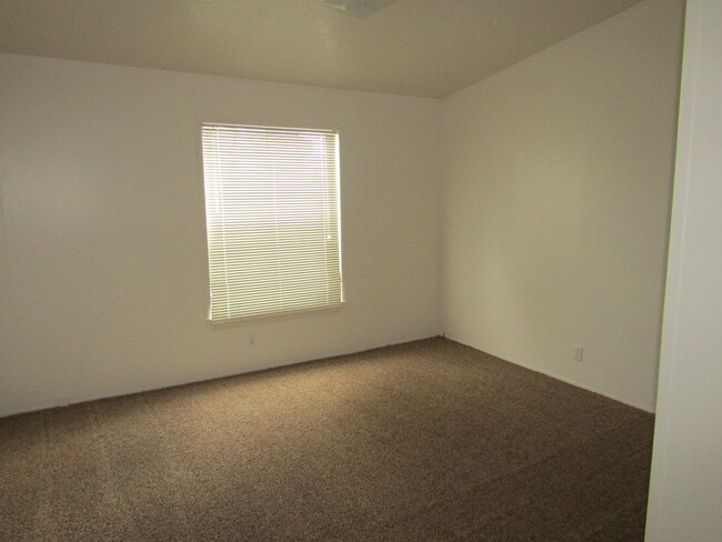 Photo - 735 W 1st St