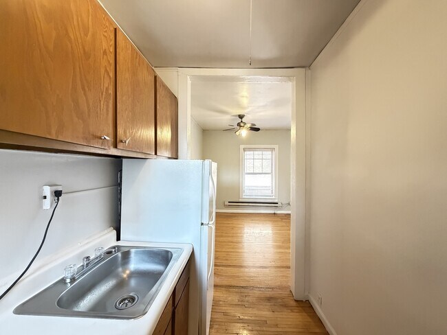 735 W Barry Unit N4
