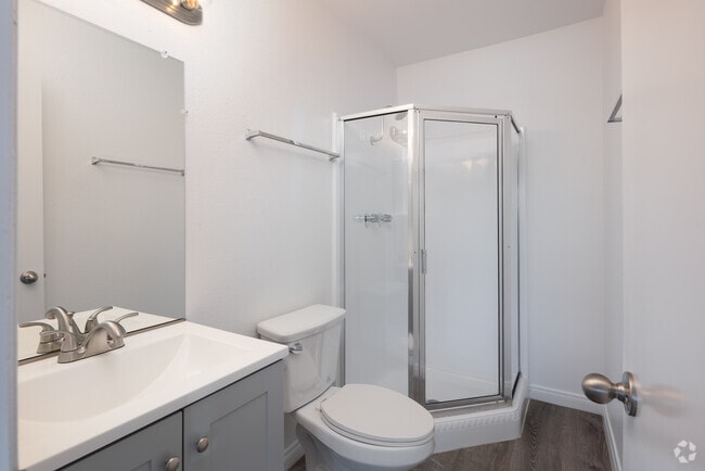 2BR, 2BA - 888SF - Primary Bathroom