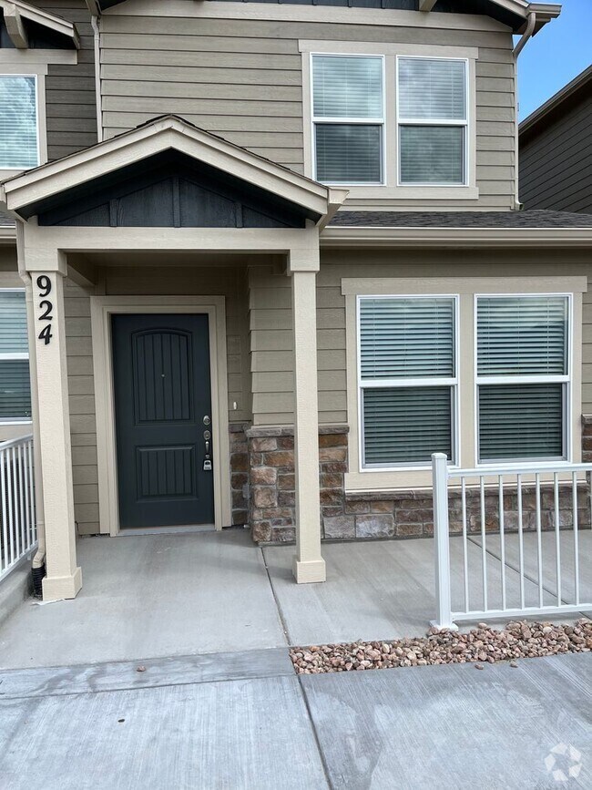 Building Photo - NEWER END UNIT TWO STORY TOWNHOME WITH A/C...