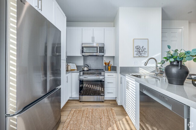 2BR, 2BA - 748SF - Kitchen - Aroyal Plus