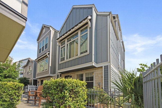 Photo - 702 N Shepherd Dr