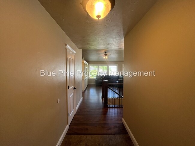 Photo - 340 Chateau Dr