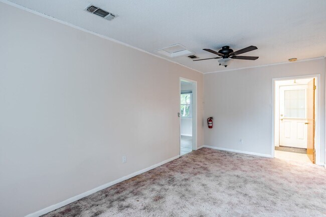 Close to Corry Station Naval Base! - Close to Corry Station Naval Base!