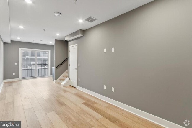 Building Photo - 1615 Poplar St Unit 3 Rental