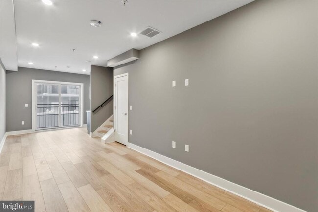 Building Photo - 1615 Poplar St Unit 3 Rental