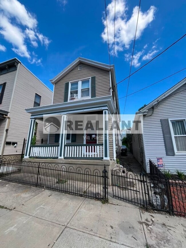 Building Photo - 622 W 12th St Unit Apartment 1