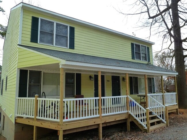 Building Photo - Inviting, updated 4br 3.5ba duplex w/ park...