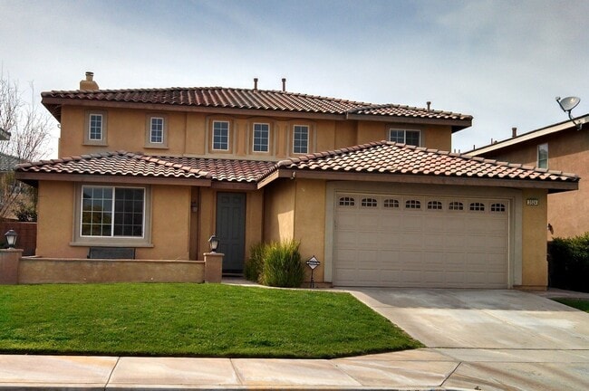 Building Photo - Monument Ranch - BIG home with LOTS to off...