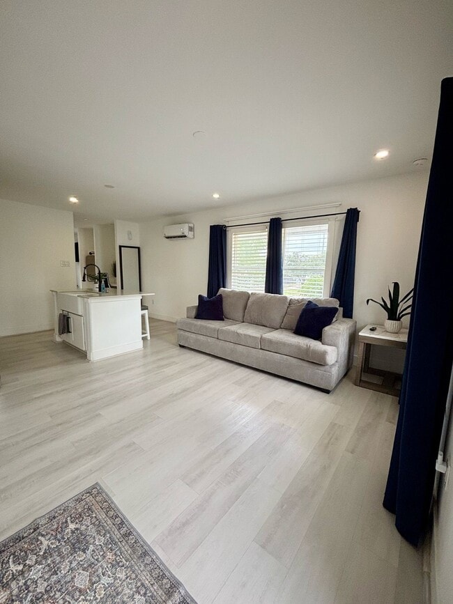 Building Photo - 203 S Lockwood Dr Unit 3 Rental