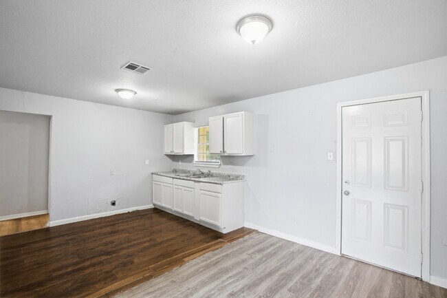 Photo - 5326 Doulton Dr