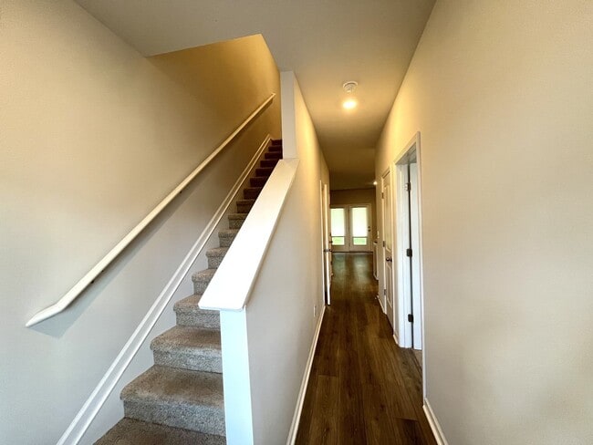 Photo - ONE MONTH FREE RENT IF LEASED BY 10/15!!