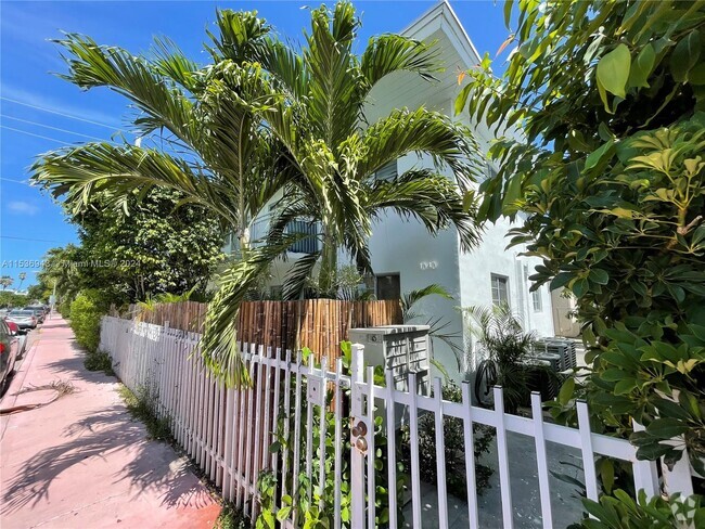 Building Photo - 1040 7th St Rental