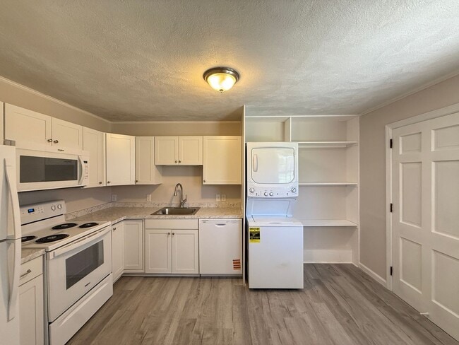 Photo - 831 Delmonte Dr NW