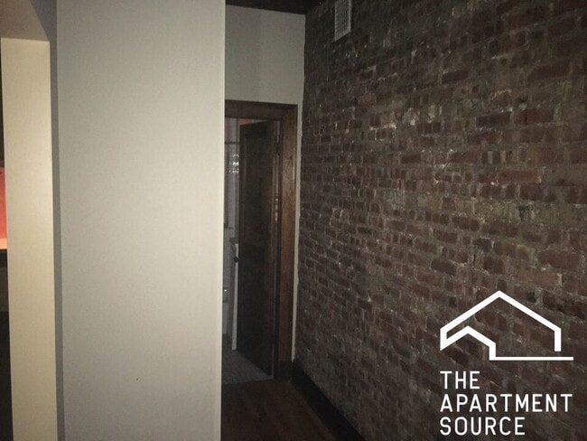 Photo - 4755 N Sawyer Ave Unidad 2H