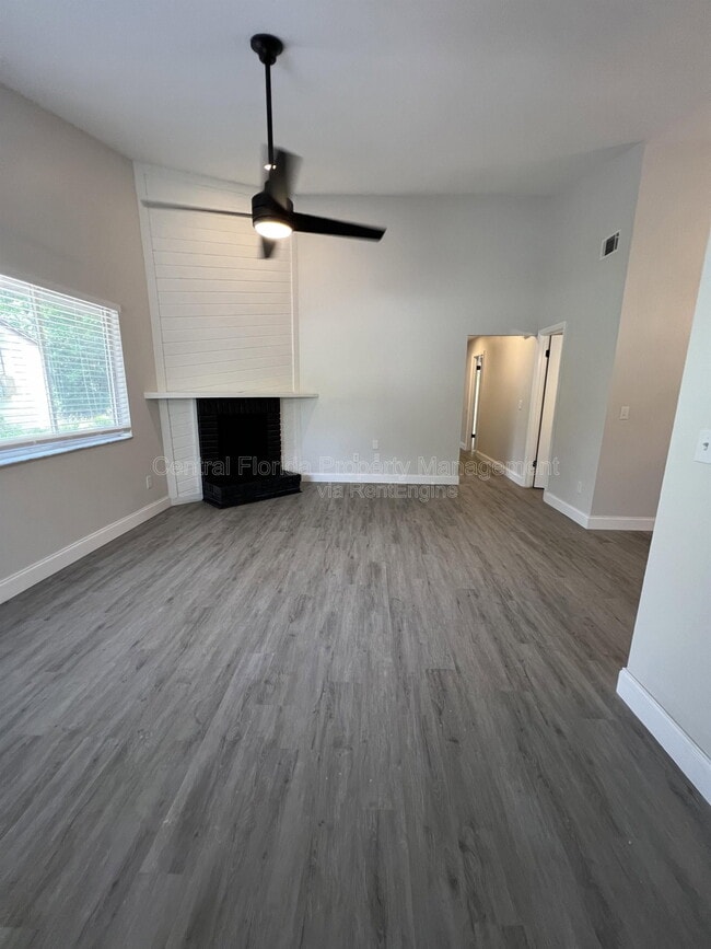 Photo - 916 Robinhood Ct