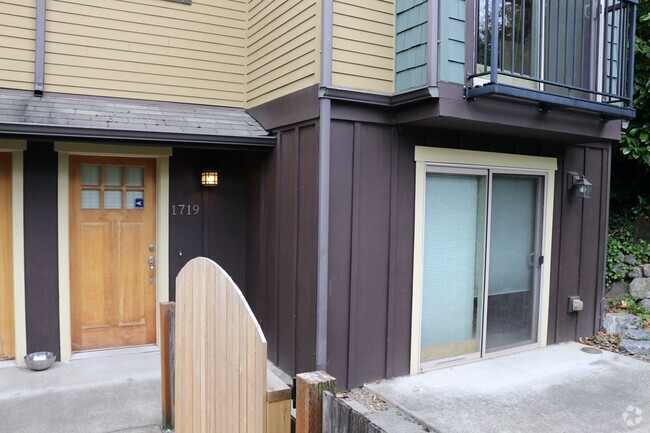 Building Photo - Green-Certified Townhome in Sizzling Seatt...