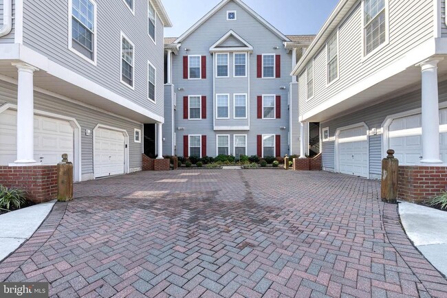 Building Photo - 5003 Hollington Dr Unit 205