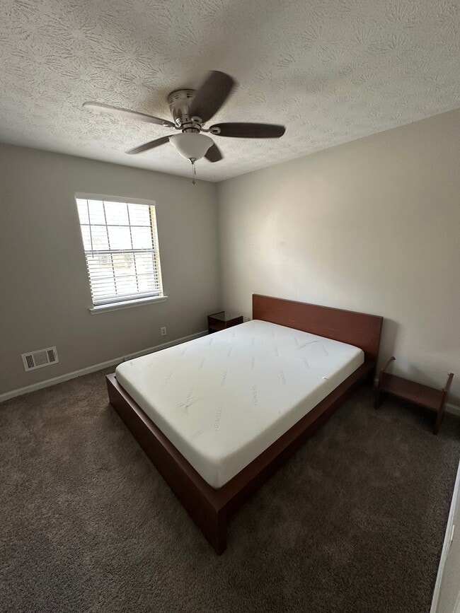 Building Photo - 1 Rainbow Dr