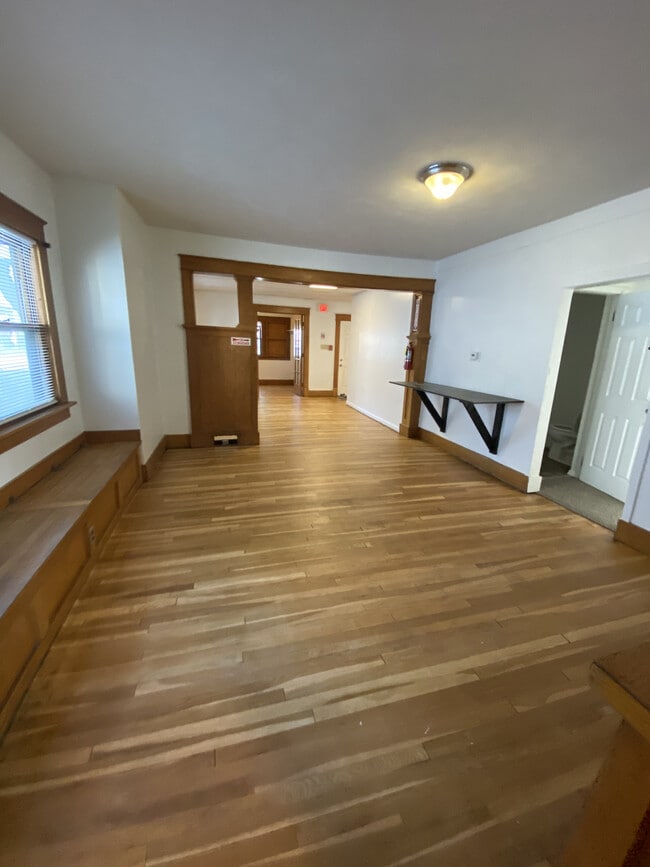 Living Room - 611 Tri-Plex