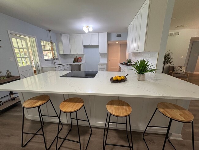 Building Photo - 2510 Lake Ellen Dr