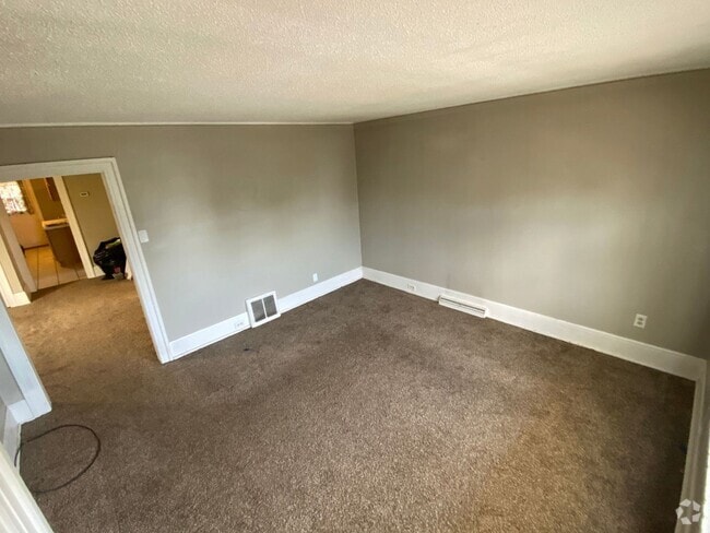Building Photo - 15 E 8th St Unit #1 Rental