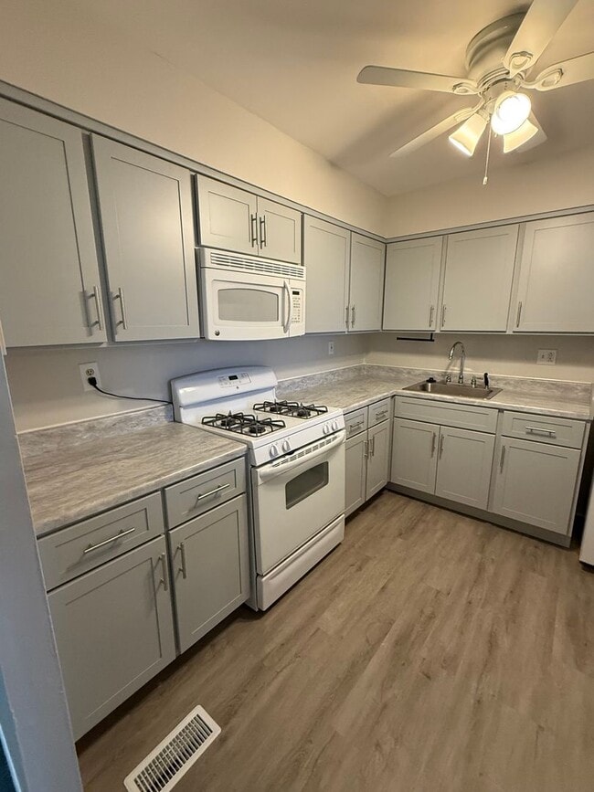 Building Photo - FAIRDALE_3362 Unit 2 FL