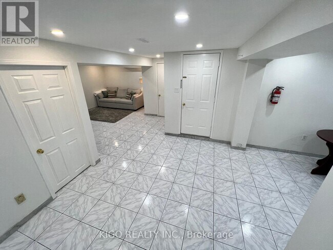 Photo - 5907 Ladyburn Crescent