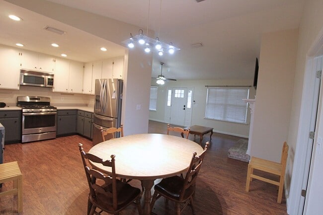 Photo - Spacious 3BR/2BA on 1 Acre – Fully Fenced