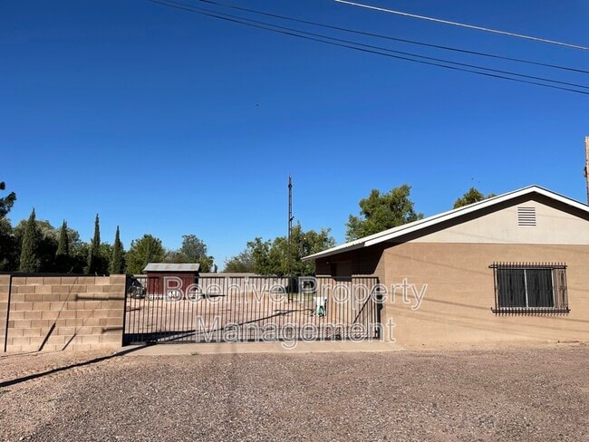 Building Photo - 1420 N Center St