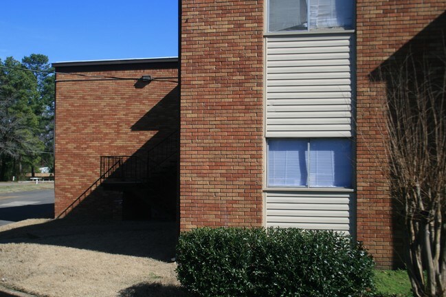 Courtyard @ 1460 Monroe