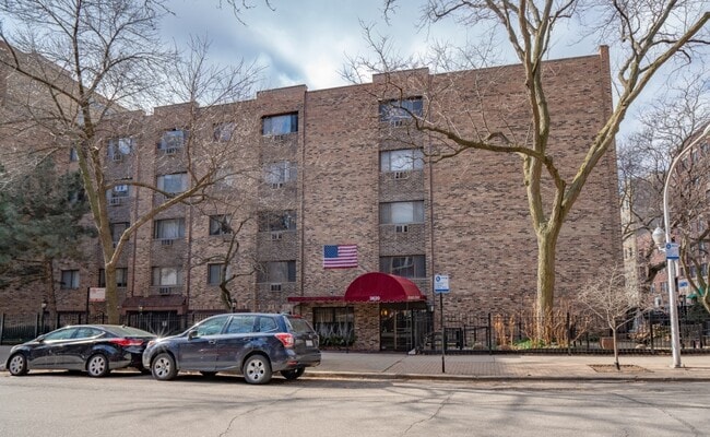 Building Photo - 3620 N Pine Grove Ave Unit 501 Rental