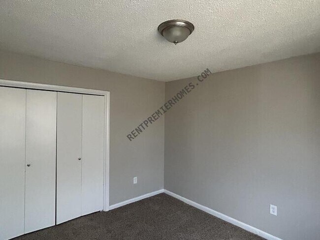 Photo - 218 W Apache St