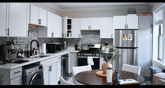 Building Photo - 2 bedroom in Chicago IL 60657 Rental