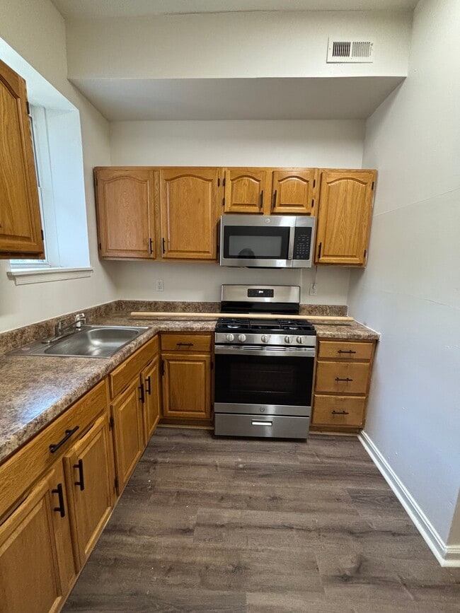 Building Photo - 2550 W Baltimore St Rental