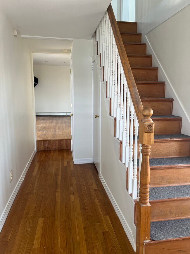 Entrada - 110 Bayview Ave