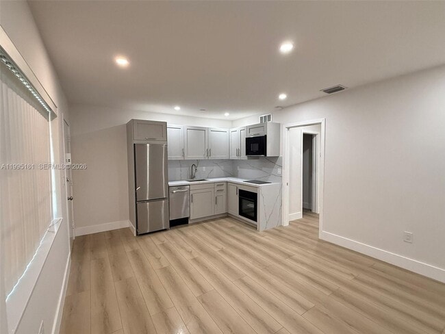 Building Photo - 345 Michigan Ave Unit 5