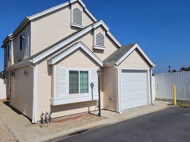 Building Photo - Great Encanto Location - three bedroom, th... Rental