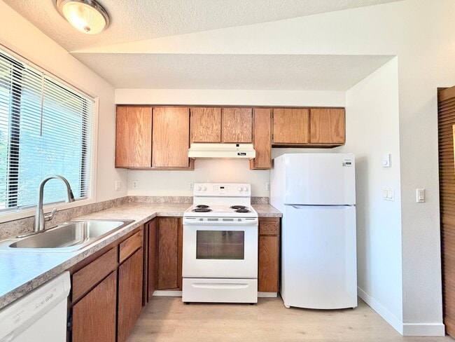 Photo - $500 Move-In Special! Nicely Updated Lake Oswego 2 Bedroom Condo, Seasonal Pool, Most Utilities I...