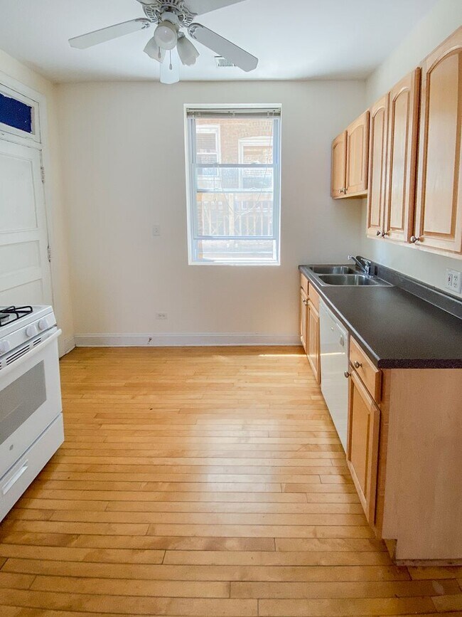 Photo - 851-59 W. Cornelia