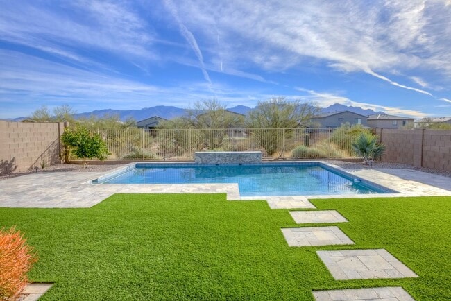 Building Photo - Very Special Oro Valley Home with Pool and Mountain Views!