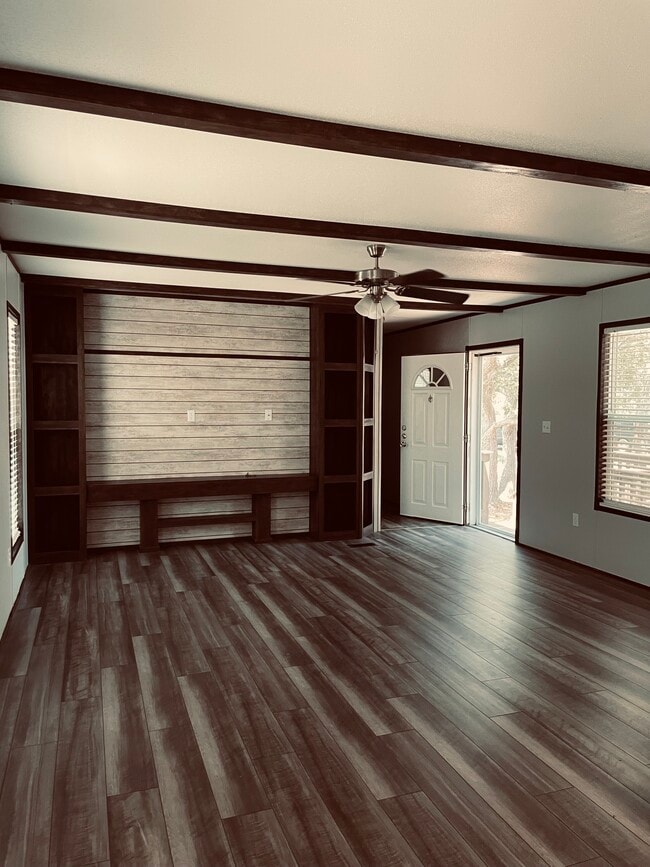 Building Photo - 1800 N Live Oak St Rental