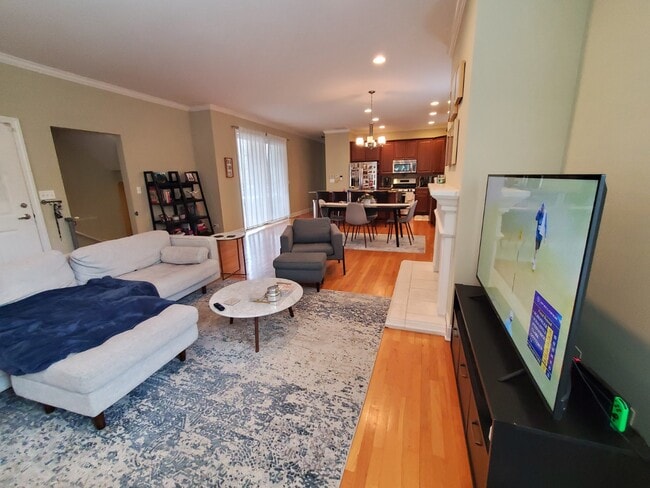 Living/Dining Room/Kitchen - 2531 W Moffat St Unit 1