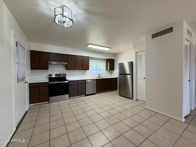 Photo - 5725 N 71st Ave