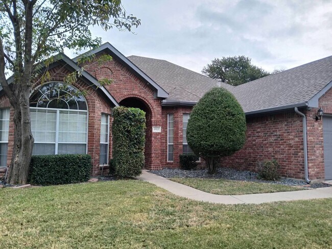 Building Photo - 1915 Paloma Way