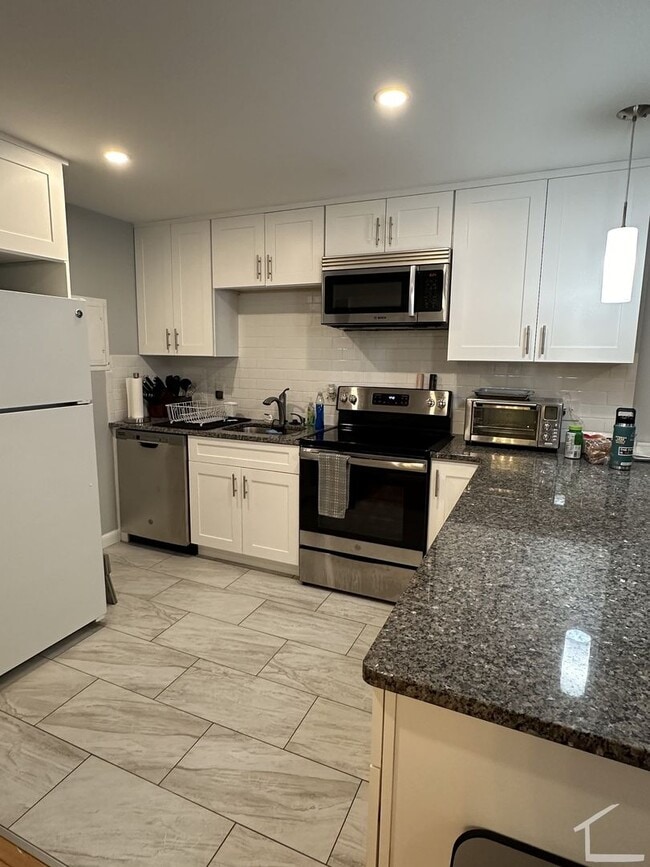 Building Photo - NO FEE, Renovated Massive Oak Square Apt w Pool, Parking, Heat and Hot Water Included