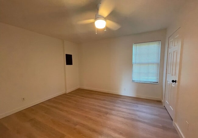 Photo - Knoxville 37920 - 2 bedroom, 1 bath Apartment - Text Tara Hayes (865) 242-8010 - Visit REARENT.CO...