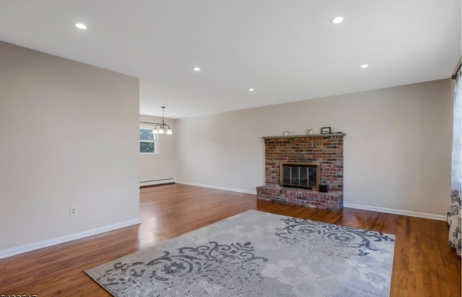 Photo - 944 Victor St